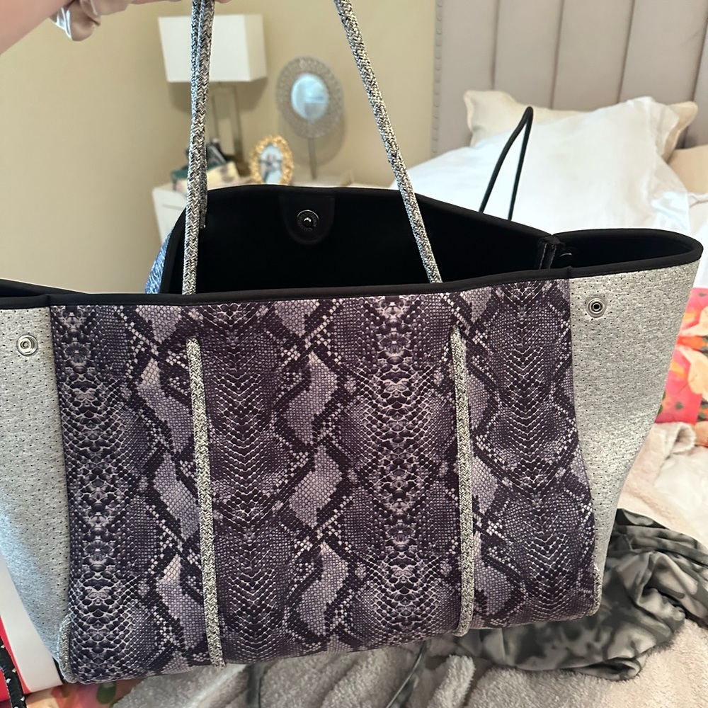 Haute shore. Greta condition. Comes with match wristlet